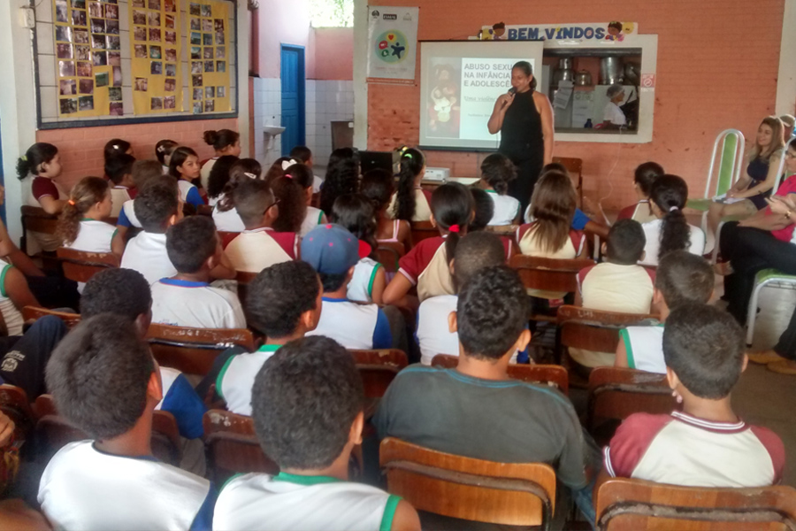  Pedagoga Zirleide Moura com alunos da Escola Municipal Pedro Café, em Maceió. Foto: PCJE