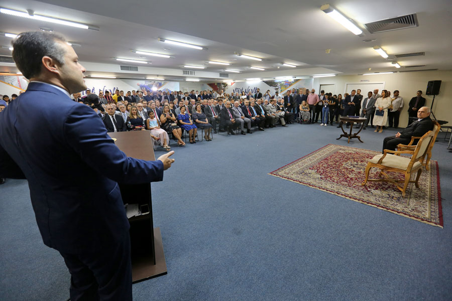 Desembargador Otávio Praxedes assume Governo do Estado.