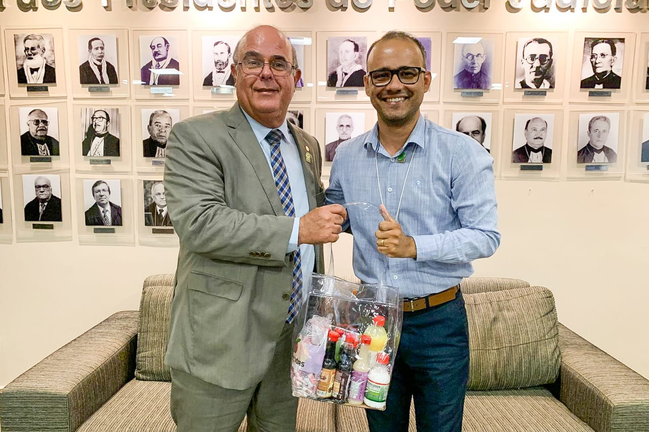 Presidente Tourinho com Felipe Rosa da Silva, que representou o desembargador José Carlos Malta na premiação.