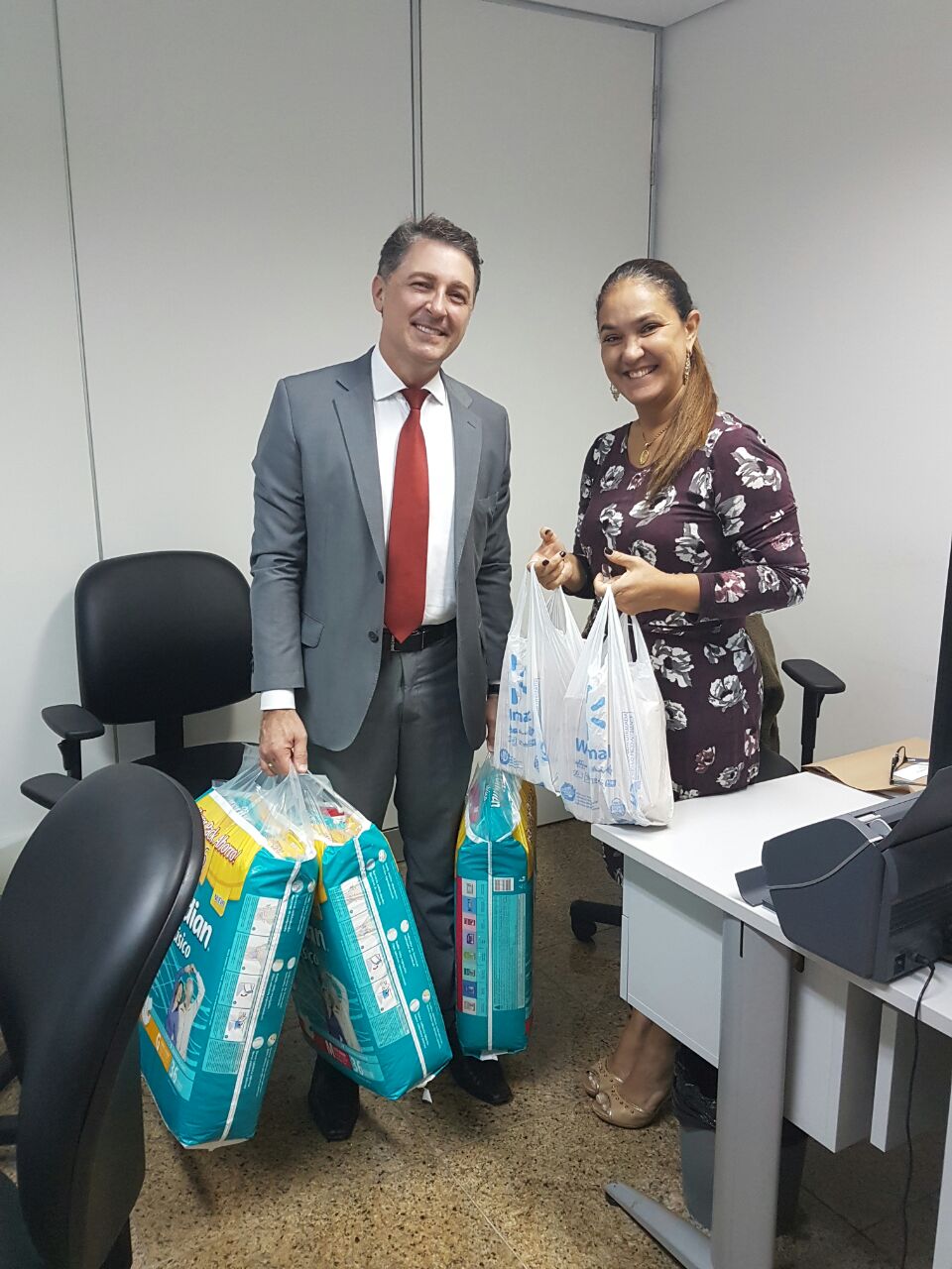 Servidores do Tribunal de Justiça entregam doações para abrigo de idosas