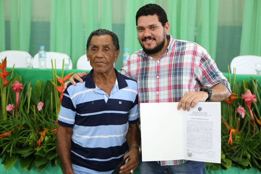 Distribuição de títulos do Moradia Legal II em Olho D'Água do Casado.