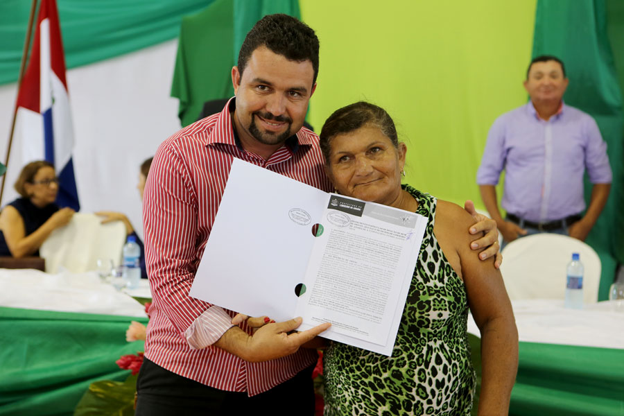 Entrega de títulos do Programa Moradia Legal II em Limoeiro de Anadia
