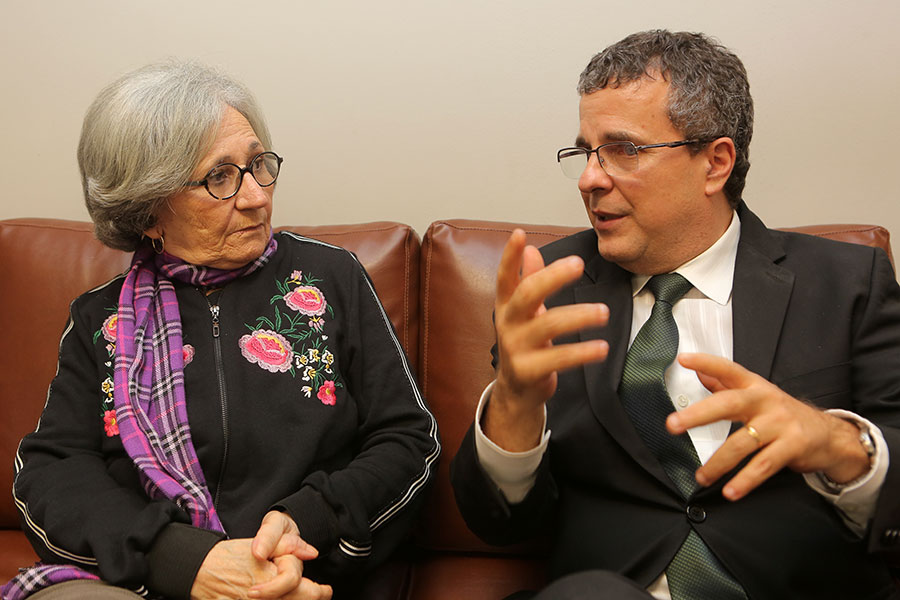 Desembargadora Elisabeth Carvalho e juiz José Miranda conversam sobre as propostas.
