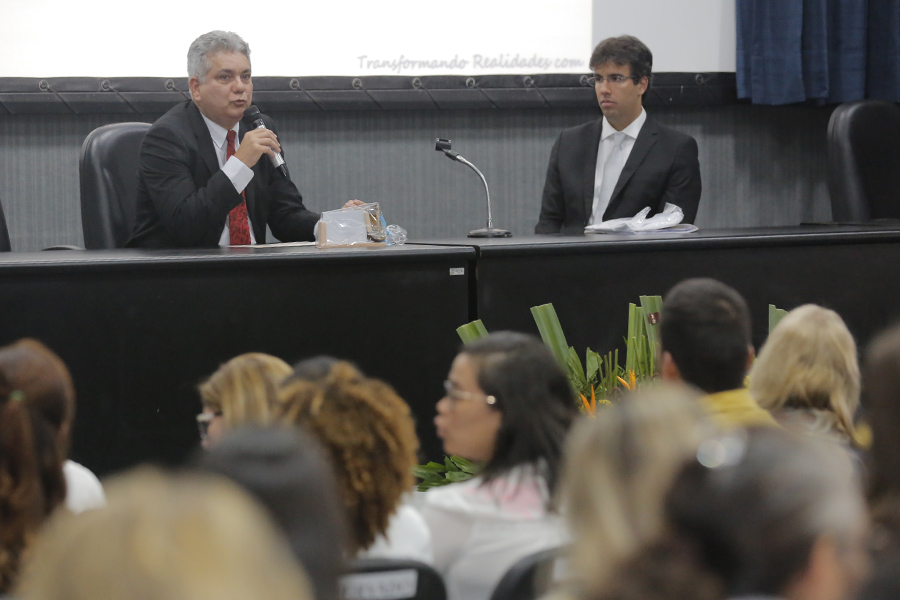 Juiz Wlademir Paes de Lira participa de debate sobre obre o programa “Amparando Filhos”.