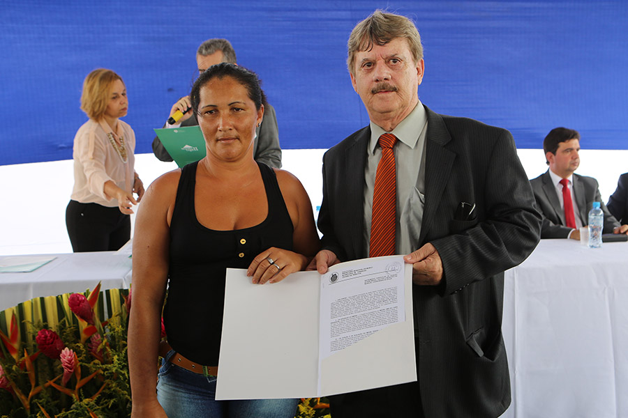 Corregedor Klever Loureiro entrega título de propriedade a moradora de Murici.