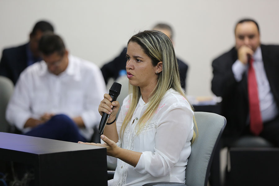 Karollyne Monteiro, namorada do réu.