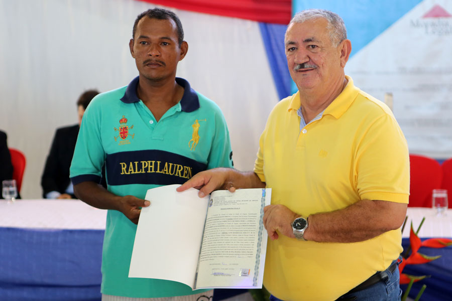 Distribuição de títulos do Programa Moradia Legal II em Messias.