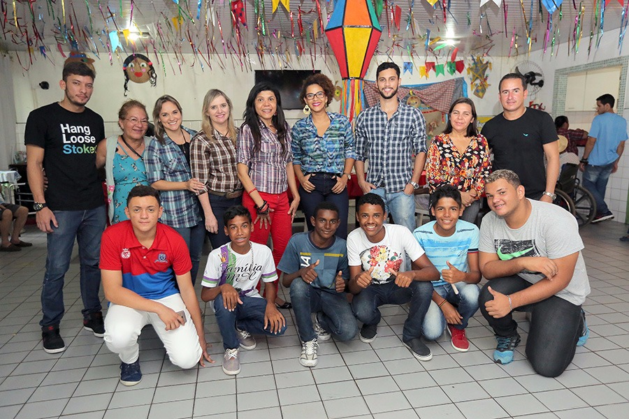 Equipe do PCJE e estudantes da escola Antídio Vieira.