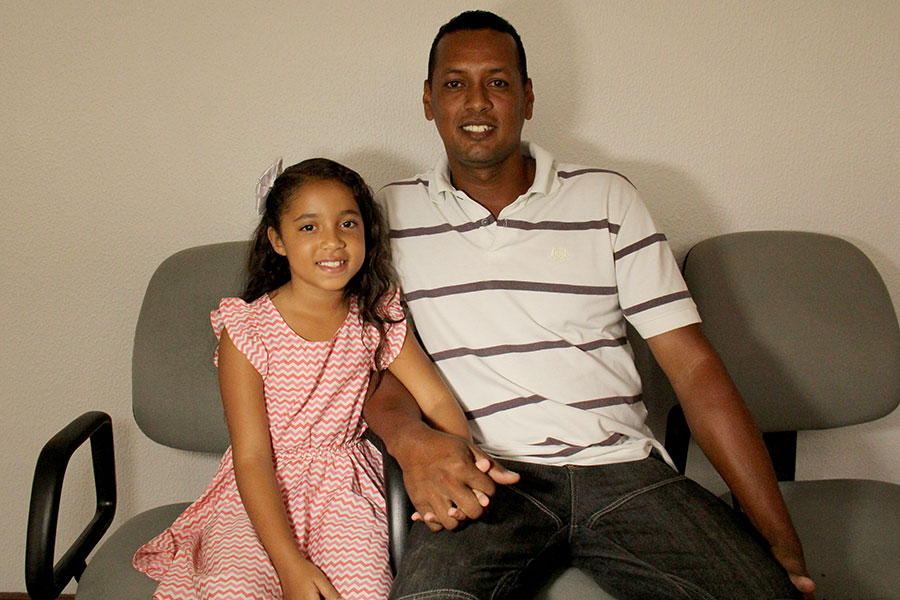 Alécio da Silva e sua filha adotiva Rayanne Letícia.