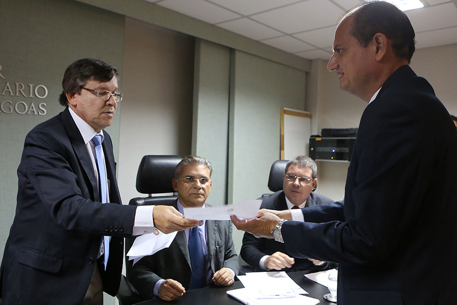 Desembargador João Luiz, presidente em exercício, entregando alvará a um credor. Foto: Caio Loureiro