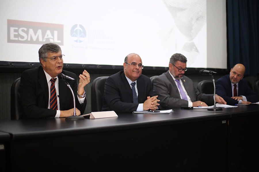 Desembargador federal Paulo Roberto de Oliveira Lima conduziu o debate.