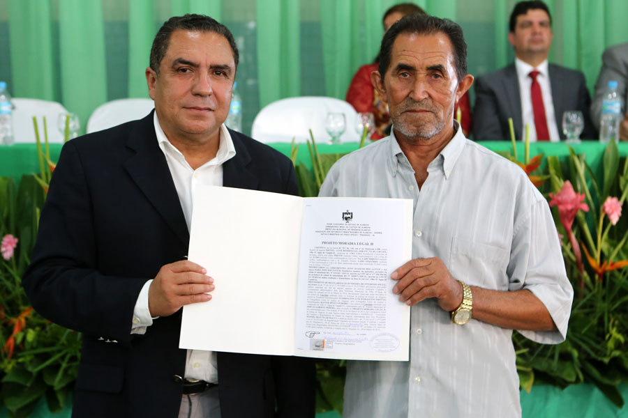 Distribuição de títulos do Moradia Legal II em Olho D'Água do Casado.