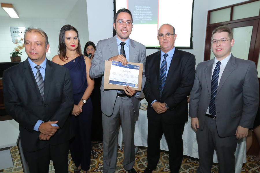 Entrega de certificados de participação no I Enpejud. Foto: Itawi Albuquerque