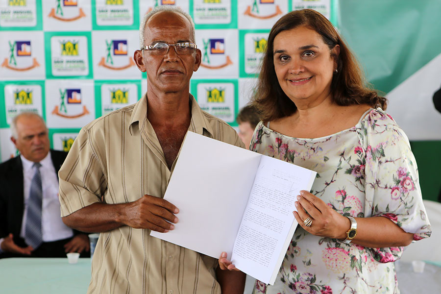 Entrega de títulos do Moradia Legal II em São Miguel dos Campos.