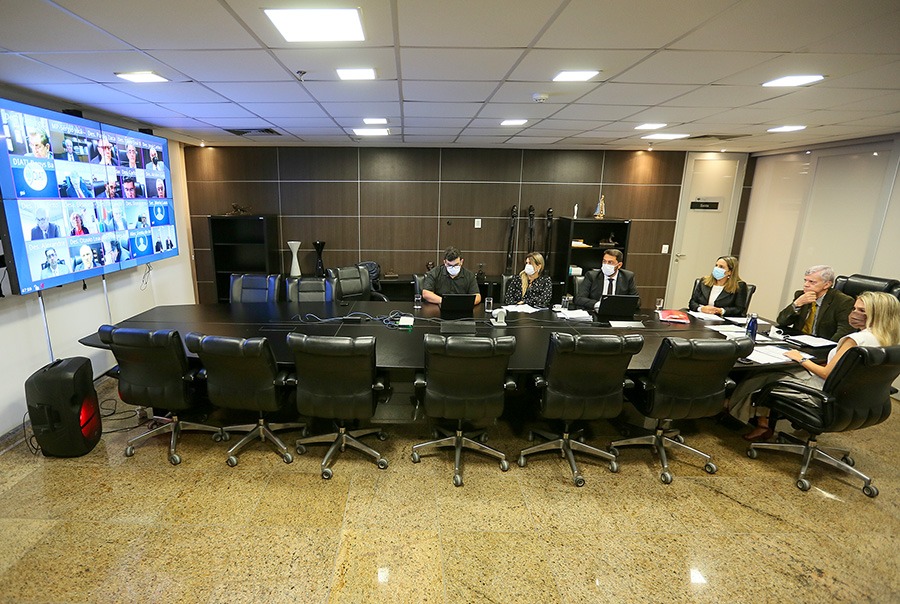 Presidente Klever Loureiro participa das sessões a partir do gabinete da Presidência.