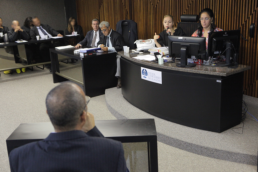 Juíza Lorena Sotto-Mayor, conduzindo julgamento. Fonte: Caio Loureiro