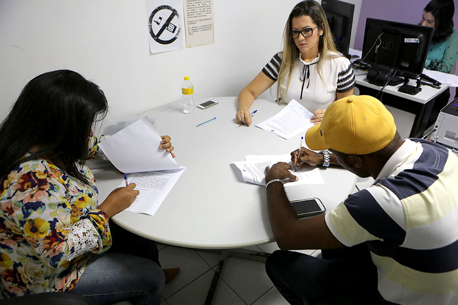 Suzana Carla Gonçalves e Silvânio José da Silva assinam acordo.