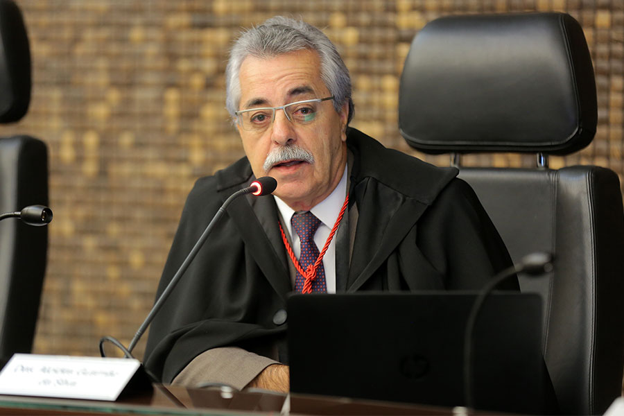 Desembargador Alcides Gusmão, relator do processo.