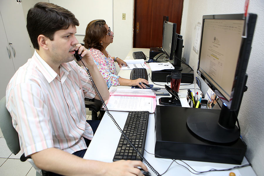 Servidores do DCA durante processo de cotação de preços de produtos e serviços