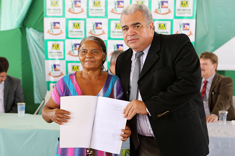 Entrega de títulos do Moradia Legal II em São Miguel dos Campos.