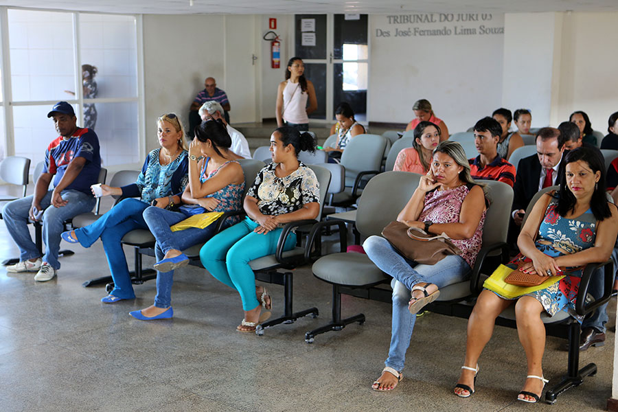 Público aguarda audiência de conciliação no Fórum do Barro Duro, em Maceió.