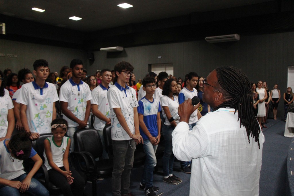 Cantor Igbonan Rocha apresentou os hinos estadual e nacional. 