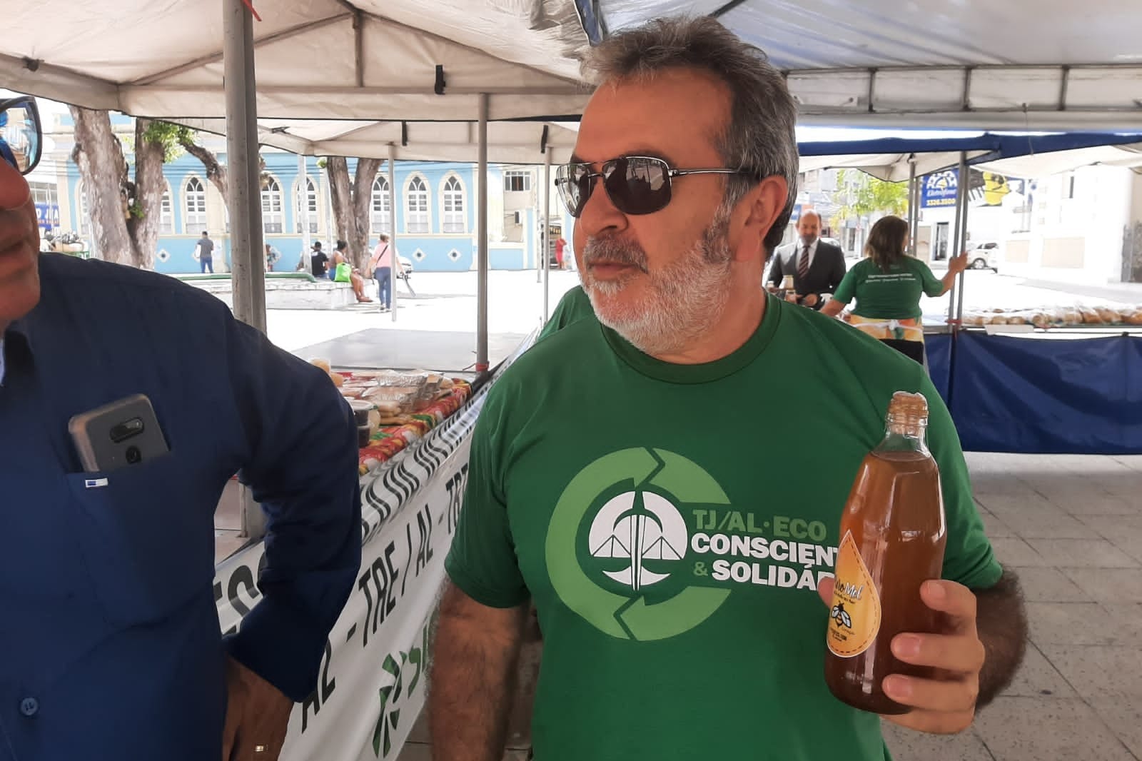 Orlando Batista comercializa mel das abelhas italiana e uruçu.