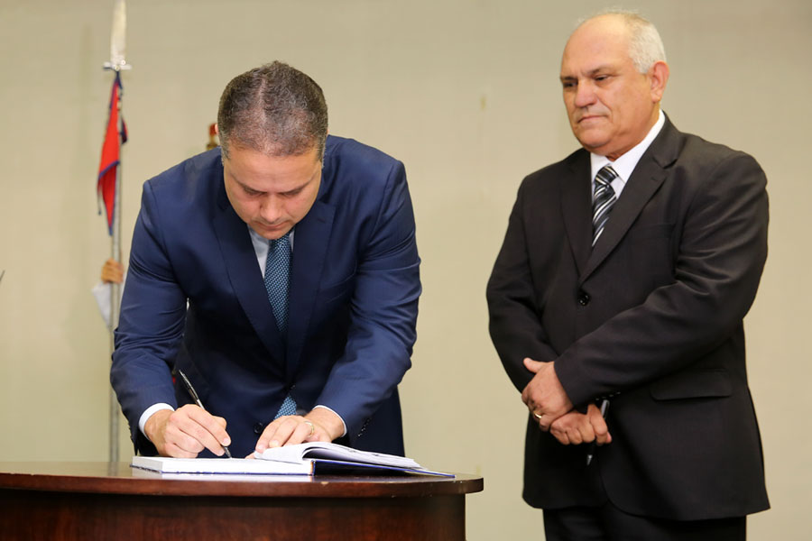 Desembargador Otávio Praxedes assume Governo do Estado.