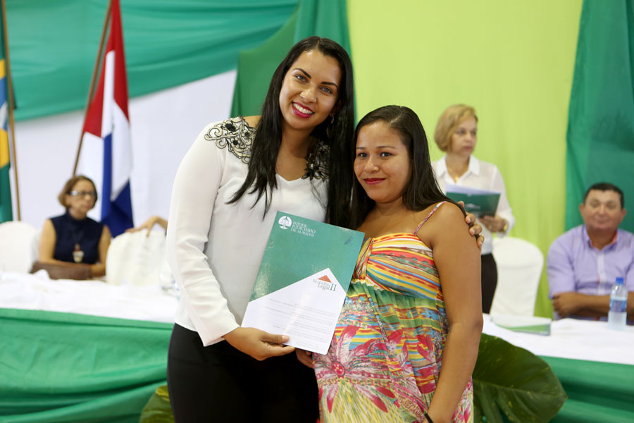 Entrega de títulos do Programa Moradia Legal II em Limoeiro de Anadia