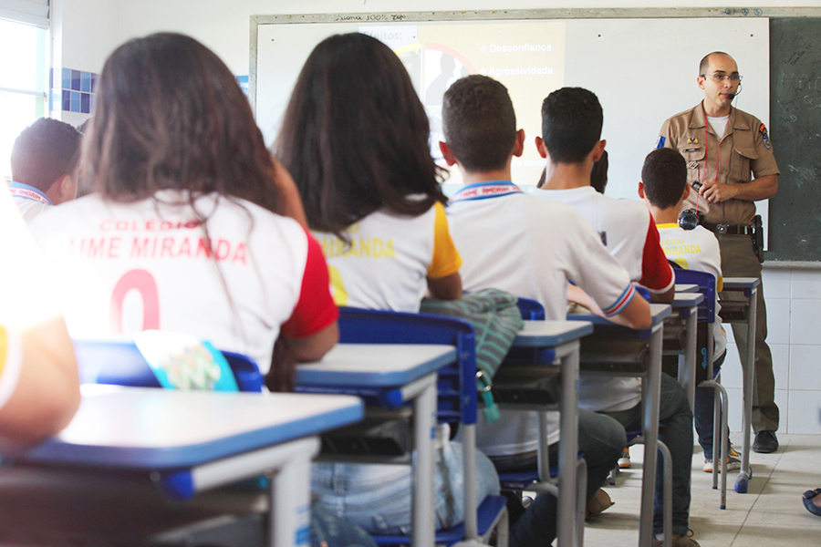 Soldado Torres, da PM/AL, durante palestra na Escola Jaime Miranda. Foto: Anderson Moreira.