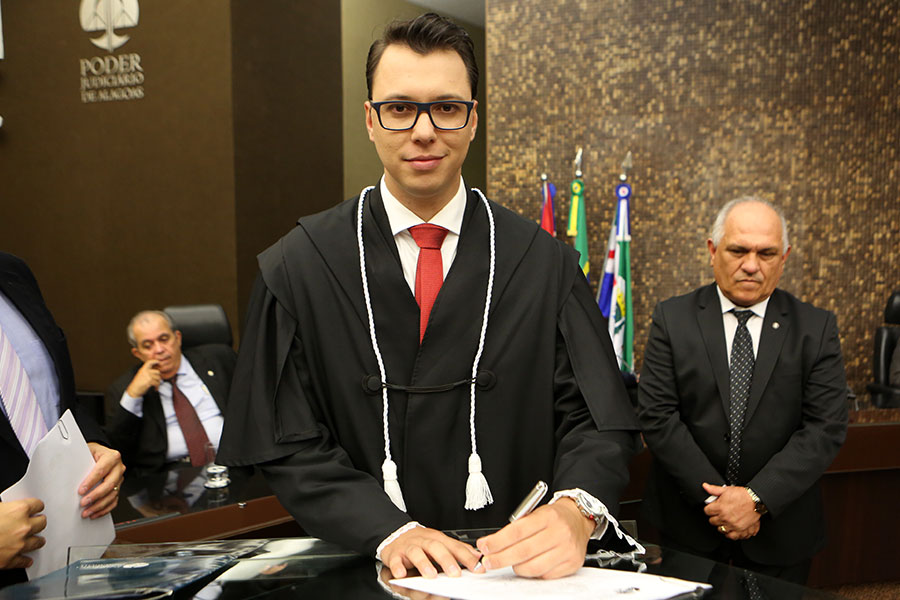 Juiz Ewerton Luiz Chaves Carminati.