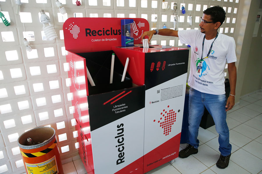 Representante da Qualitec expõe material relacionado à logística reversa de lâmpadas.