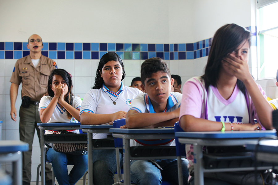 Alunos recebem informações sobre os malefícios das drogas. Foto: Anderson Moreira.