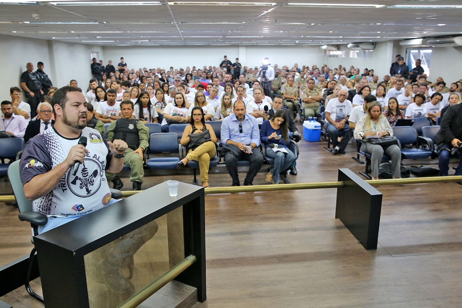 Testemunha Felipe Rangel Jucá, dono do celular que foi roubado, depõe no júri.