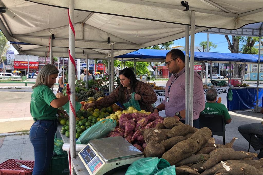 Beatriz Lisboa comprando frutas na feira