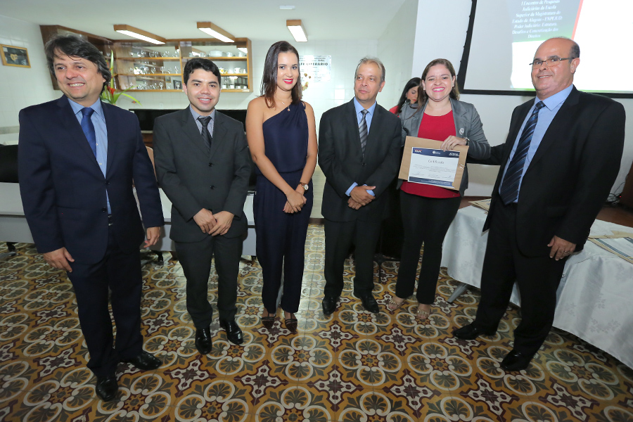 Entrega de certificados de participação no I Enpejud. Foto: Itawi Albuquerque