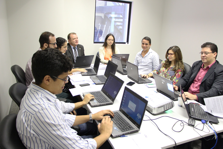 Juiz Edivaldo Landeosi conduziu a reunião nessa quinta-feira (23). Foto: Caio Loureiro