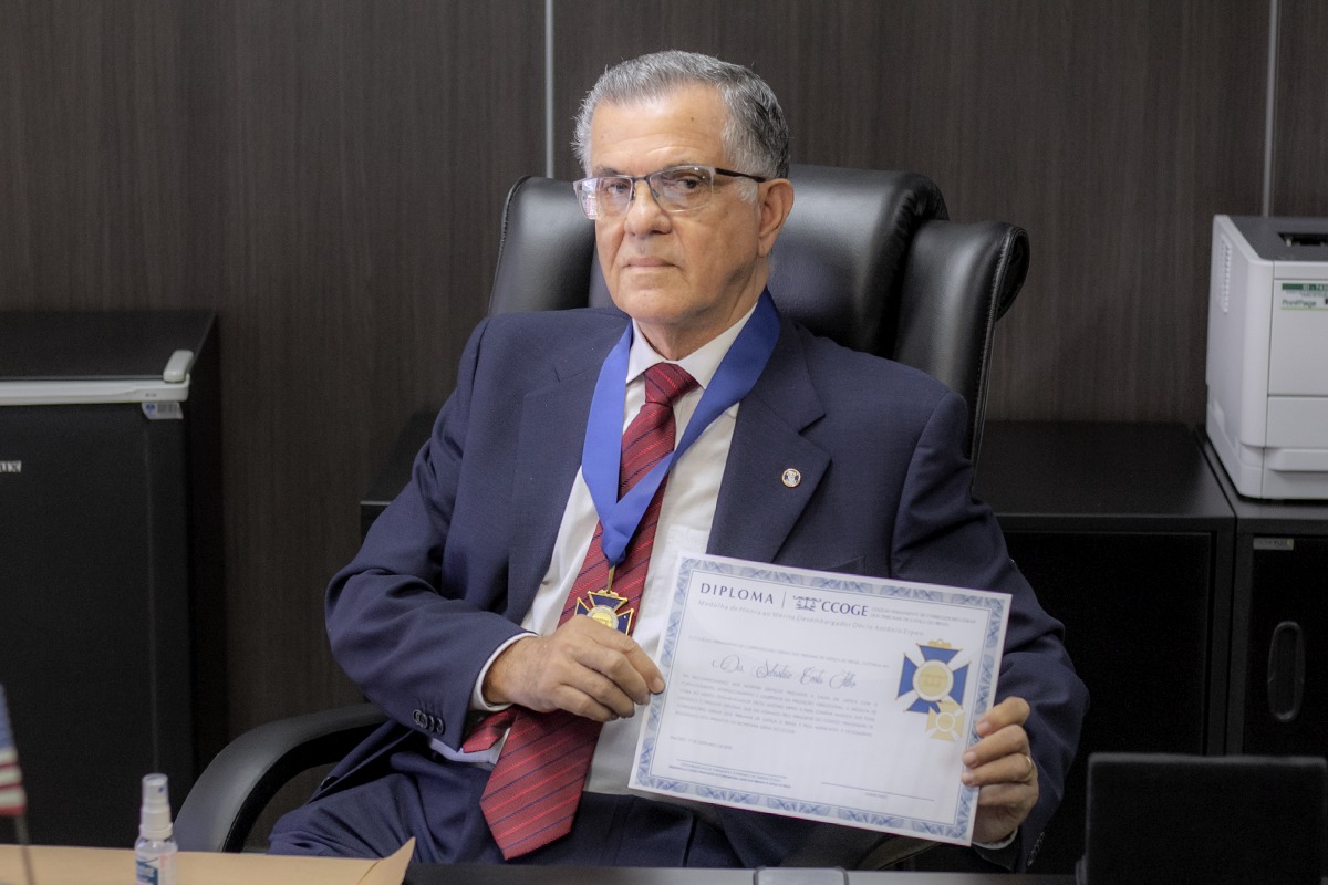 Desembargador Sebastião Costa Filho, vice-presidente do Tribunal de Justiça de Alagoas, representando todos os agraciados, recebeu a medalha de maneira presencial.