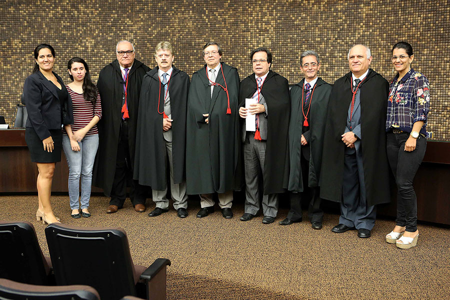 Desembargadores posam para foto com estudantes da Unit.