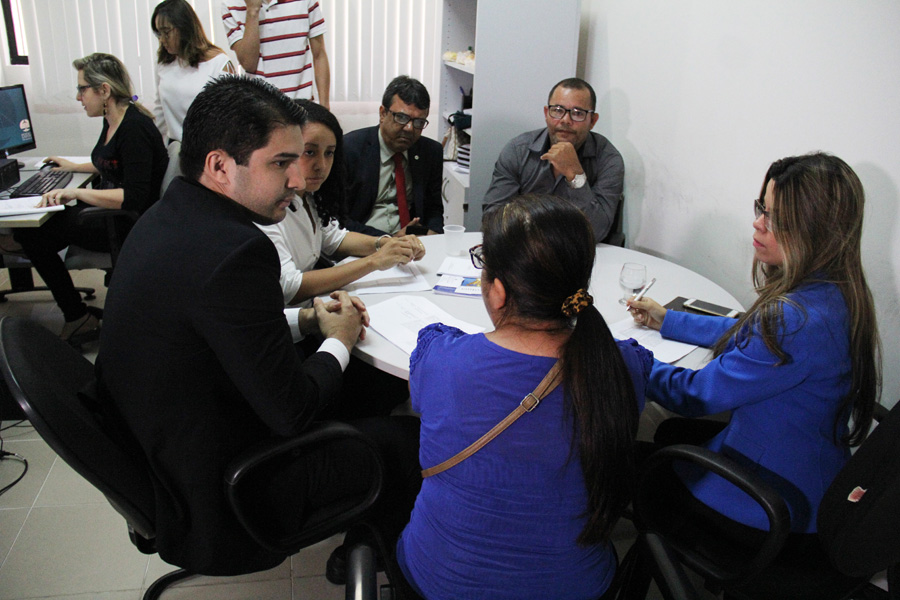 À esquerda, juiz Diogo Furtado e assistente social Monique Santos, durante audiência.