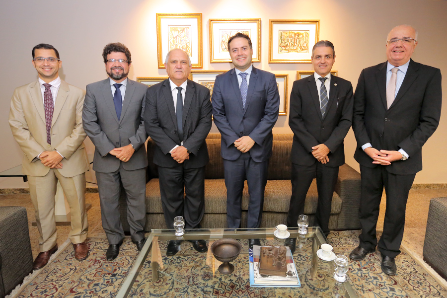 Juízes Ygor Figueiredo e Carlos Cavalcanti, presidente Otávio Praxedes, governador Renan Filho, juiz Maurício Brêda e o secretário do Gabinete Civil, Fábio Farias.