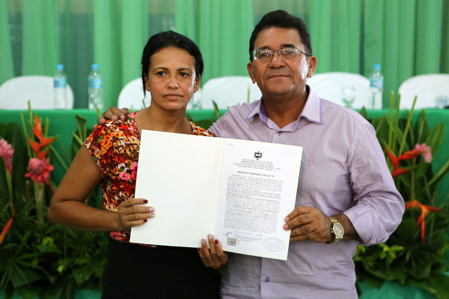 Distribuição de títulos do Moradia Legal II em Olho D'Água do Casado.