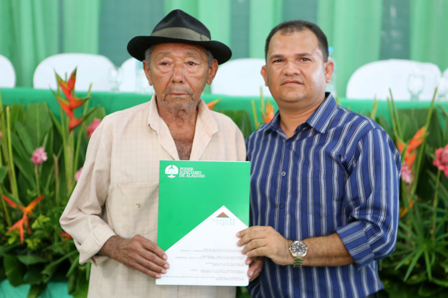 Distribuição de títulos do Moradia Legal II em Olho D'Água do Casado.