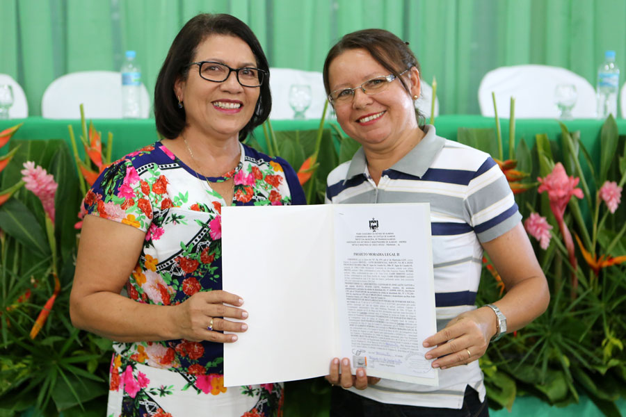 Distribuição de títulos do Moradia Legal II em Olho D'Água do Casado.