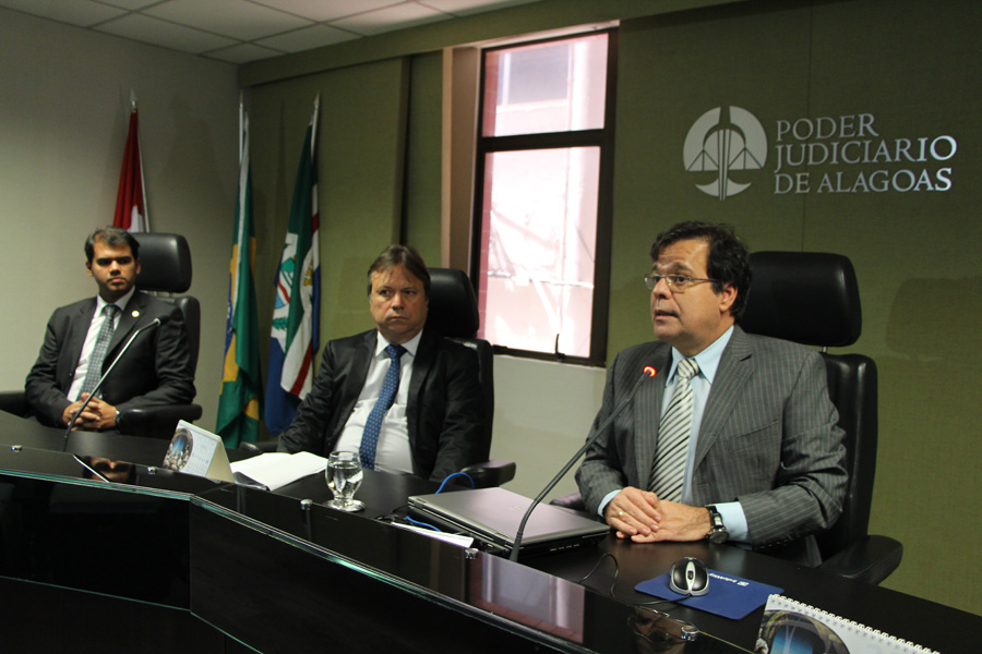 Juiz Kleber Rocha, procurador Valber Valente e desembargador Tutmés Airan, durante audiência com torcidas.