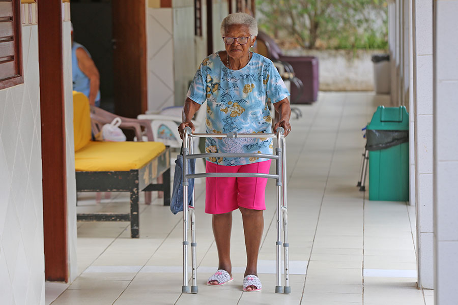 Leony Vicente de Araújo (86) é uma das senhoras que residem no Casa Luíza de Marillac.