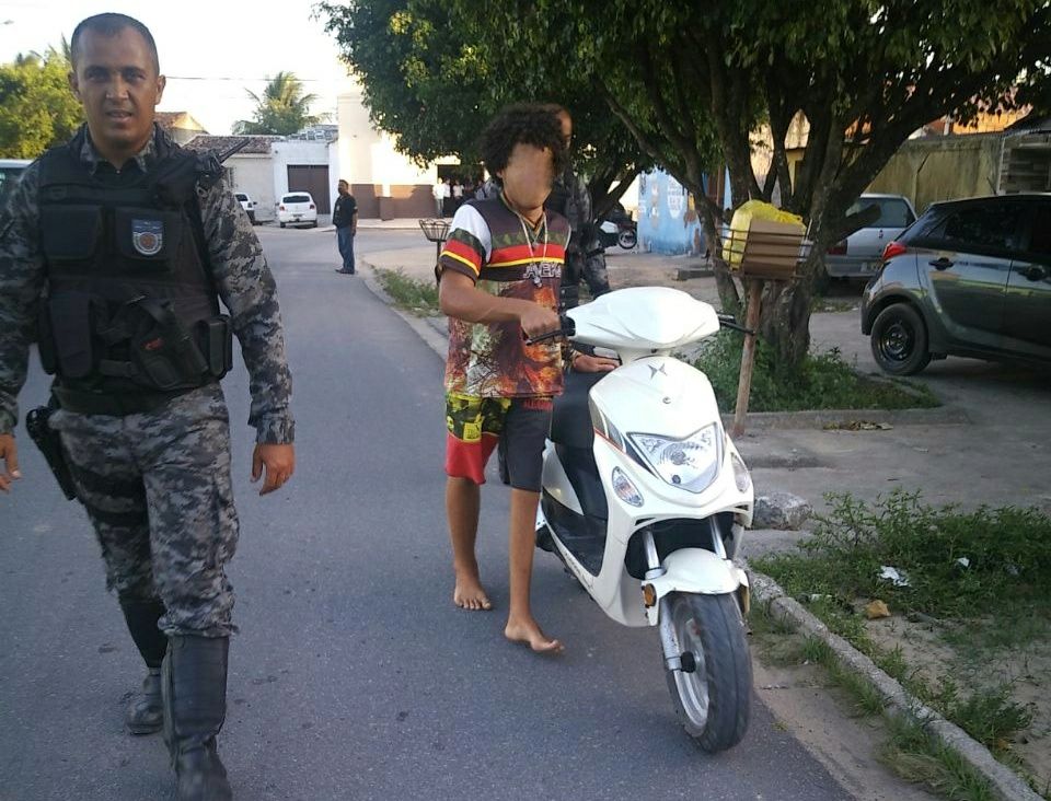 Adolescente de 15 anos flagrado pilotando moto sem habilitação.