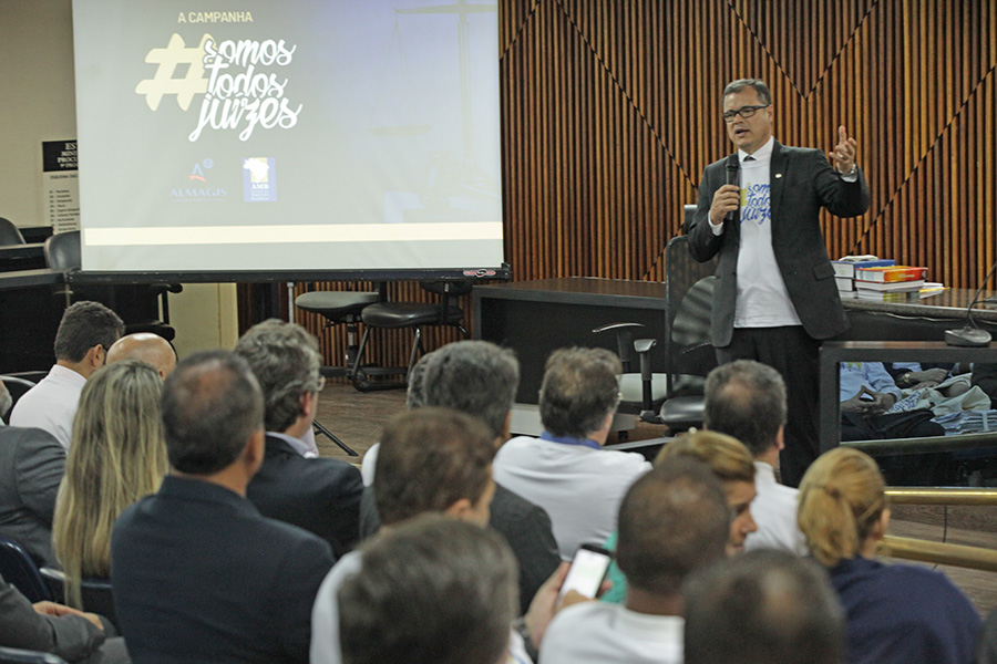 Presidente da AMB conversa com magistrados durante lançamento da campanha em Maceió.