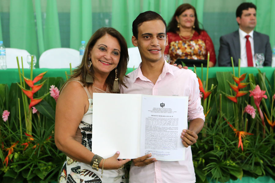 Distribuição de títulos do Moradia Legal II em Olho D'Água do Casado.