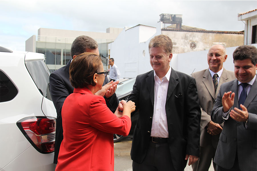 A presidente da Associação Alagoana de Magistrados de Alagoas (Almagis), Fátima Pirauá fez a entrega simbólica das chaves.